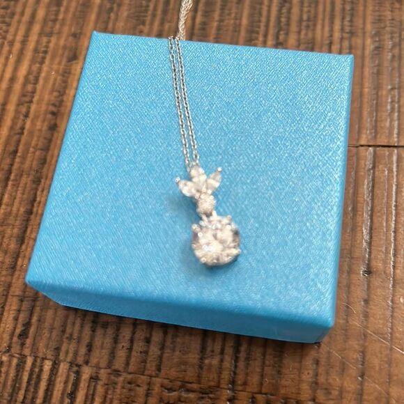 Pretty diamond like pendant - Picture 3 of 3